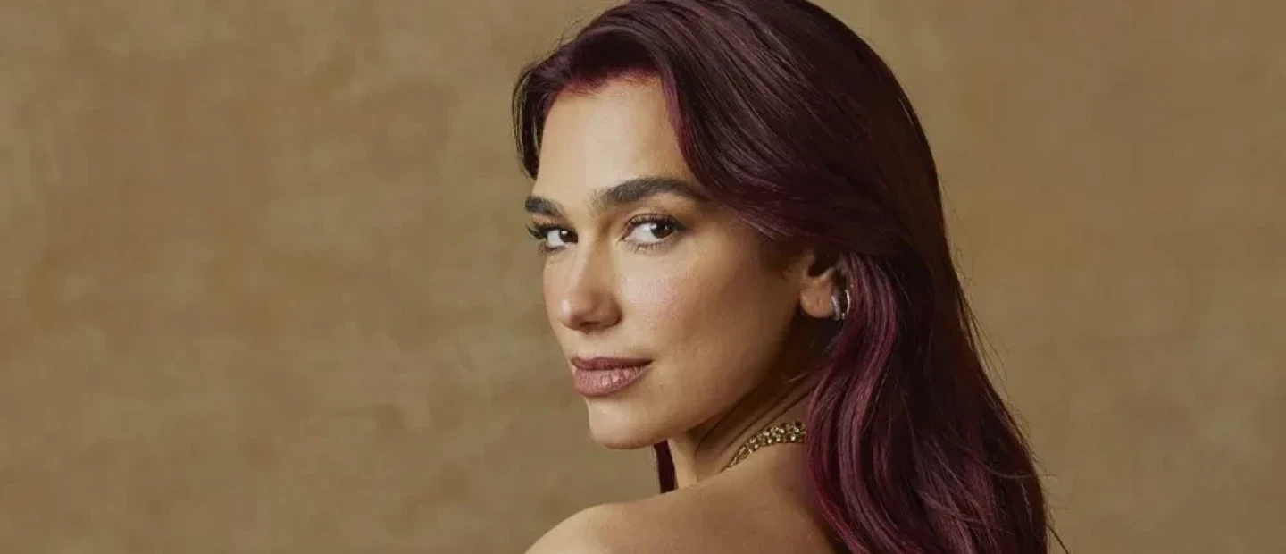 Η Dua Lipa σχολιάζει τις πιο iconic εμφανίσεις της καριέρας της 