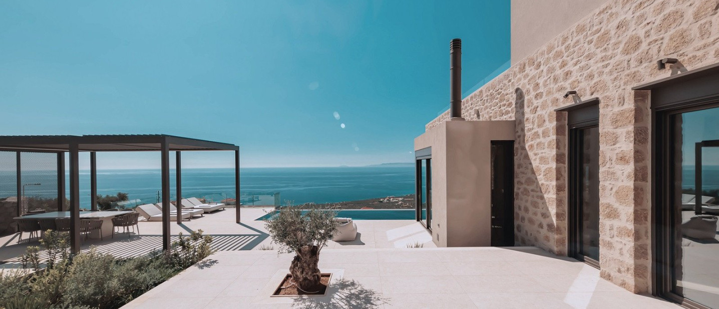 Το 'Fallen Tower House' αποτελεί μια σύγχρονη ερμηνεία της μανιάτικης αρχιτεκτονικής