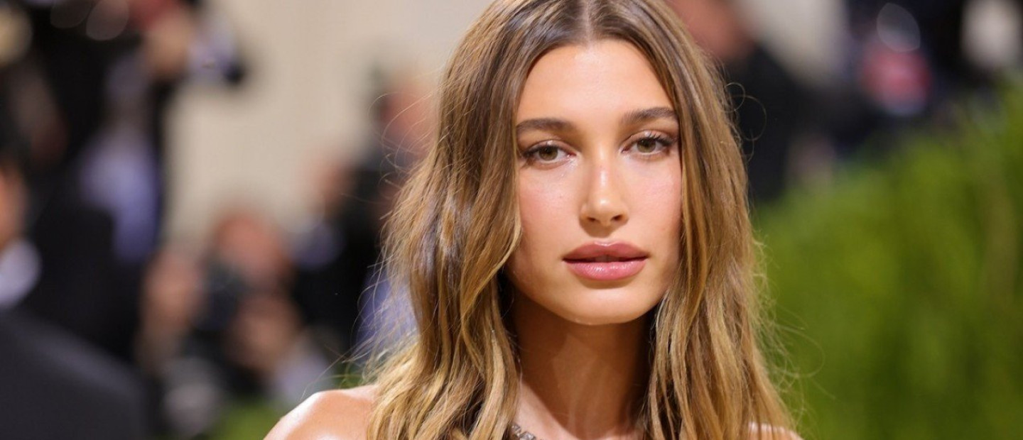 Contouring με καφέ μολύβι χειλιών; Κι όμως, η Hailey Bieber αποδεικνύει ότι γίνεται