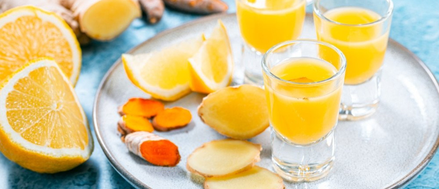 Ginger Shot: Πώς πραγματικά μπορεί να ωφελήσει την υγεία μας το viral σφηνάκι; 