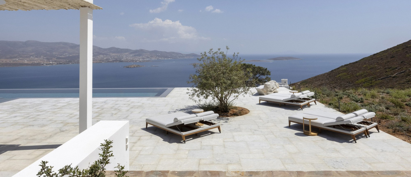 Ένα καταφύγιο στην Αντίπαρο μοιάζει να έχει ξεπηδήσει από το τοπίο γύρω του