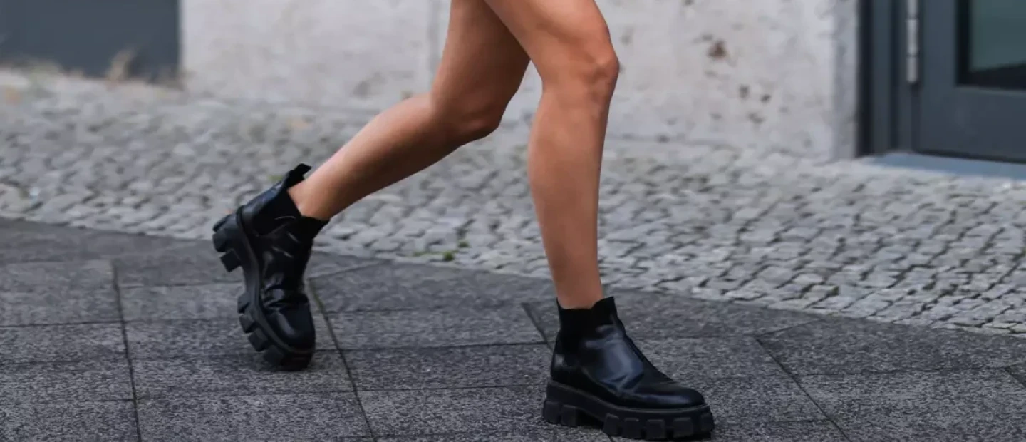 Τα πρώτα flat boots που αξίζουν μια θέση στη shopping list σας