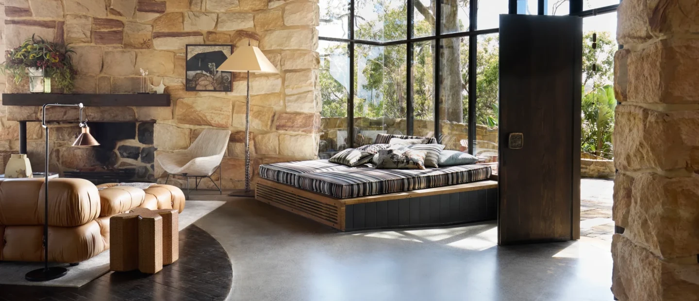 Μία εμβληματική κατοικία στην Αυστραλία μέσα στην άγρια φύση όπου η πέτρα κυριαρχεί 