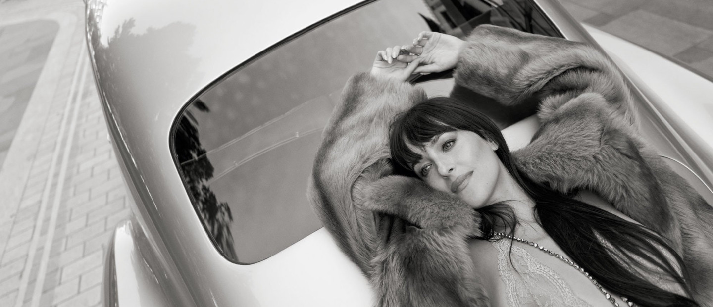 Μία βόλτα στο Λονδίνο με την Dakota Johnson και μία vintage bentley 