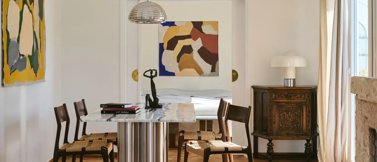 Ένα ρετιρέ στην Αθήνα με ατμόσφαιρα της δεκαετίας του '50 και μοναδική θεά στην Ακρόπολη 