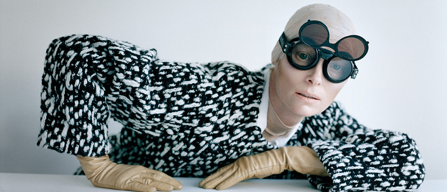Η διάσημη καλλιτέχνιδα, ηθοποιός και εμβληματική μορφή της μόδας Tilda Swinton συστήνει ξανά τον δημιουργικό της κόσμο, έξω από τα όρια της οθόνης