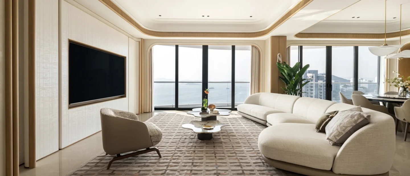 Ένα σπίτι που μοιάζει να αιωρείται πάνω από τη θάλασσα, δημιουργώντας στους ιδιοκτήτες μια διαρκή αίσθηση ταξιδιού