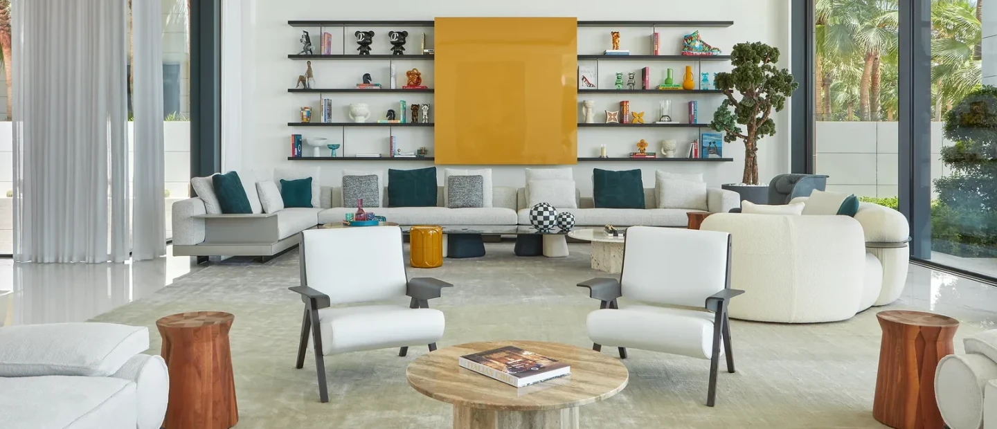 Μια σύγχρονη βίλα που πλημμυρίζεται από φως και αναδεικνύεται μέσα από έργα τέχνης