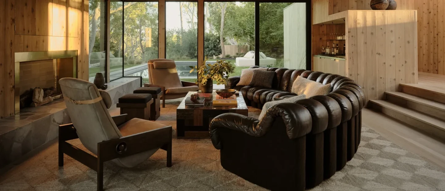 Μοντέρνα και ρουστίκ στοιχεία μεταμορφώνουν ένα ράντσο του Μαλιμπού των ’70s σε κομψή όαση