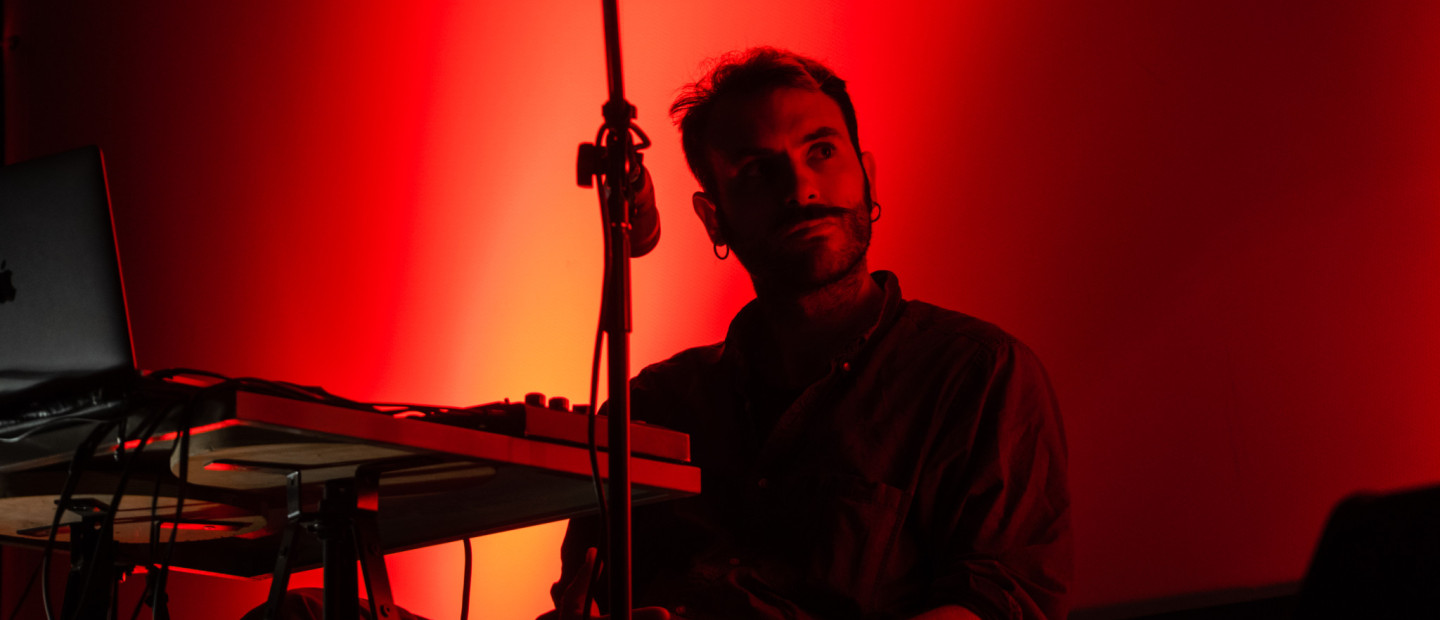 SKG Stories: Ο Αχιλλέας Μεσάικος μετατρέπει τη μελαγχολία της πόλης σε τρόπο έκφρασης της τέχνης του