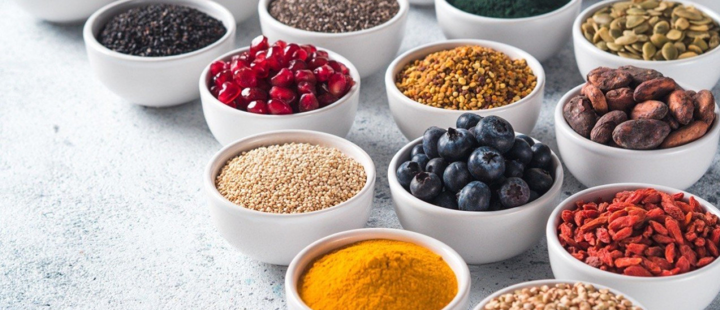 Τα μόνα superfoods που «παγώνουν» τον χρόνο μετά τα 50