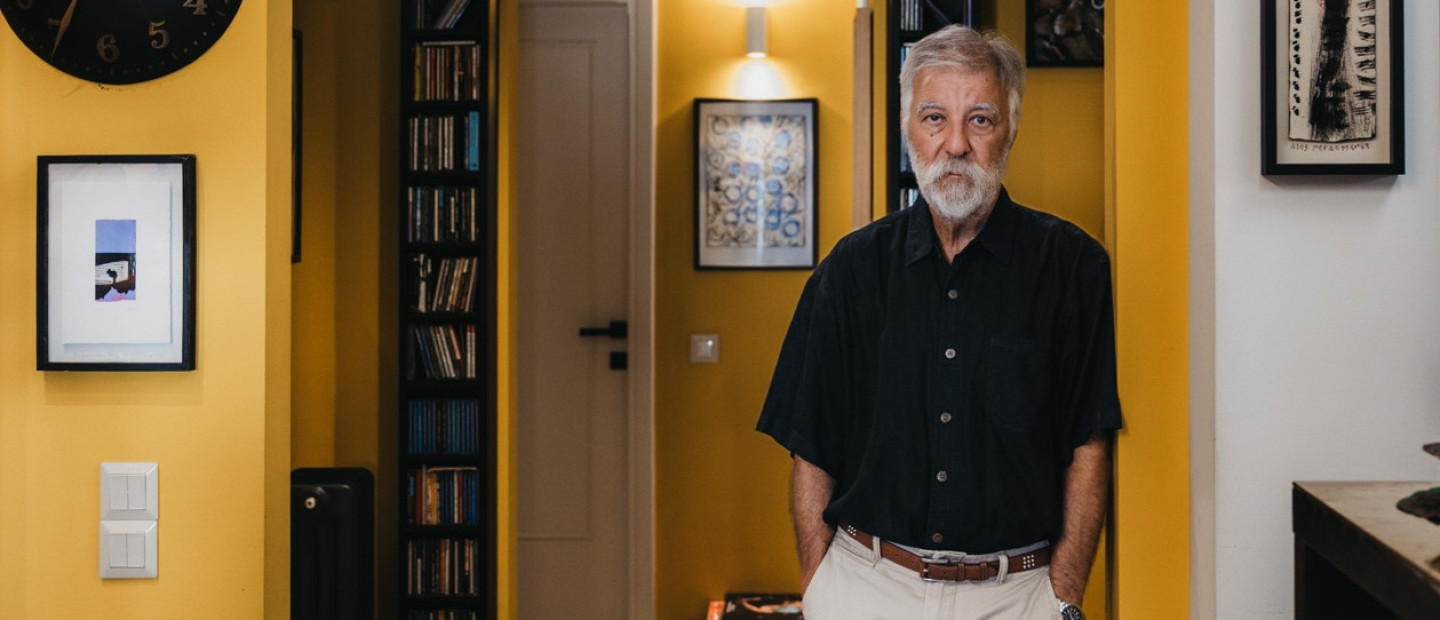 SKG Stories: Ο Άρις Γεωργίου και η ακλόνητη αίσθηση του «ανήκειν» στη Θεσσαλονίκη, με αφορμή τη νέα του έκθεση στο Γαλλικό Ινστιτούτο