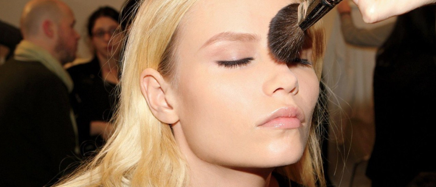 Μήπως χρησιμοποιείτε την πούδρα σας λάθος τη χειμερινή σεζόν; Θα εκπλαγείτε με μερικά συνηθισμένα βήματα που κάνουν το δέρμα σας να φαίνεται ξηρό