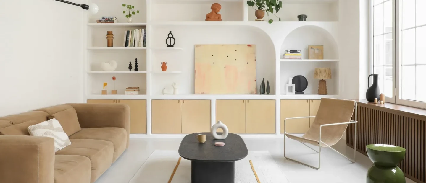 5 ιδέες για να «μεγαλώσουμε» οπτικά το σαλόνι μας μέσα από τη δύναμη του χρώματος στους τοίχους