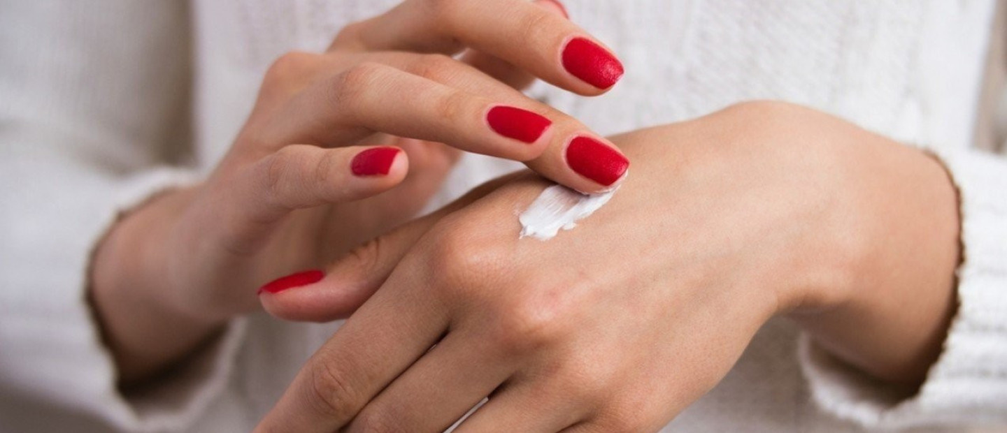 Ταλαιπωρήστε από έντονη ξηροδερμία στα χέρια; Να τι μπορεί να φταίει και τι θα σας χαρίσει ανακούφιση άμεσα!