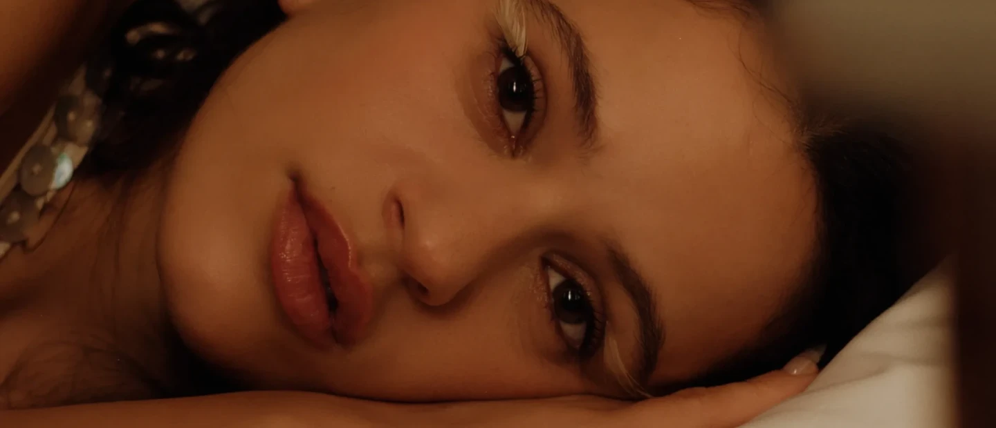 Απολαύστε το νέο, ιδιαίτερα ατμοσφαιρικό και γεμάτο ένταση, τραγούδι της Rosalía