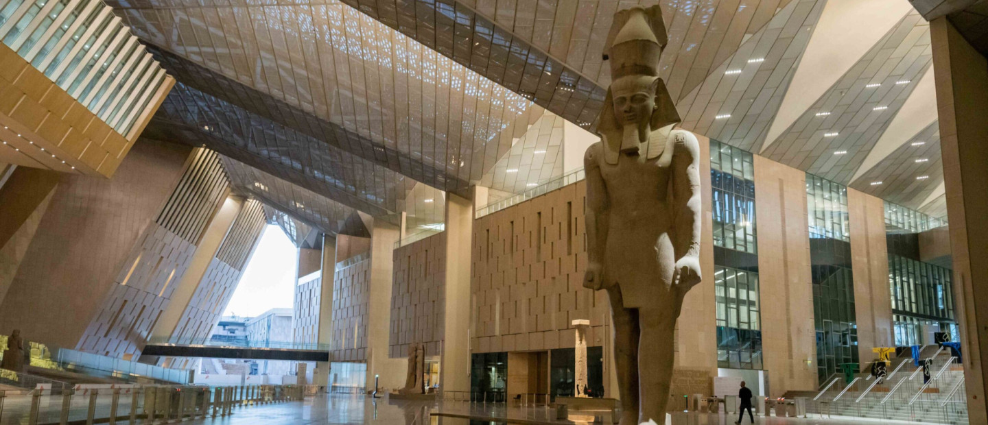 Grand Egyptian Museum: Το μεγαλύτερο αρχαιολογικό μουσείο στον κόσμο ανοίγει κι επίσημα τις πόρτες του για το κοινό