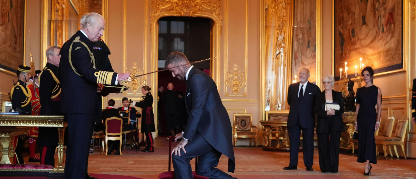 Ο David Beckham τιμήθηκε με το χρίσμα του ιππότη από τον Βασιλιά Κάρολο στο παλάτι του Windsor