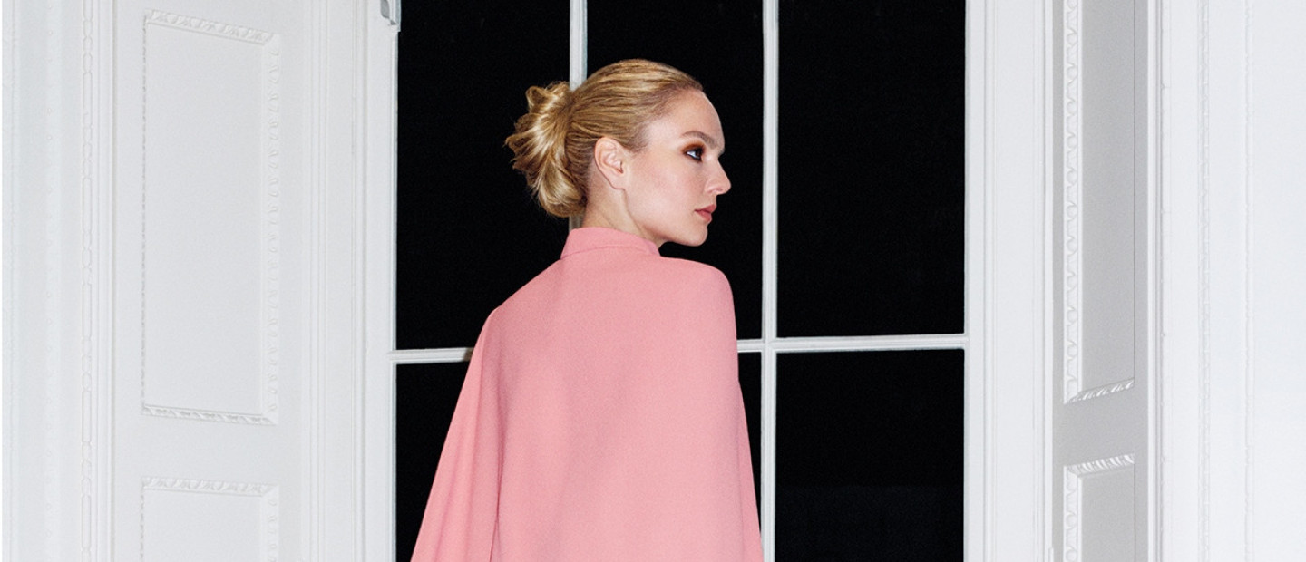 Η απόγονος της δυναστείας της Swarovski, Marina Raphael, ως cover star του GLOW Δεκεμβρίου, αποκαλύπτεται για το πώς έχτισε τη δική της αυτοκρατορία μόδας