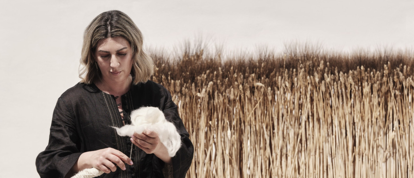 Η δημιουργός Φαίη Χατζή ξεδιπλώνει την τέχνη του αργαλειού, αποδεικνύοντας ότι το παρελθόν είναι άρτια συνυφασμένο με το παρόν