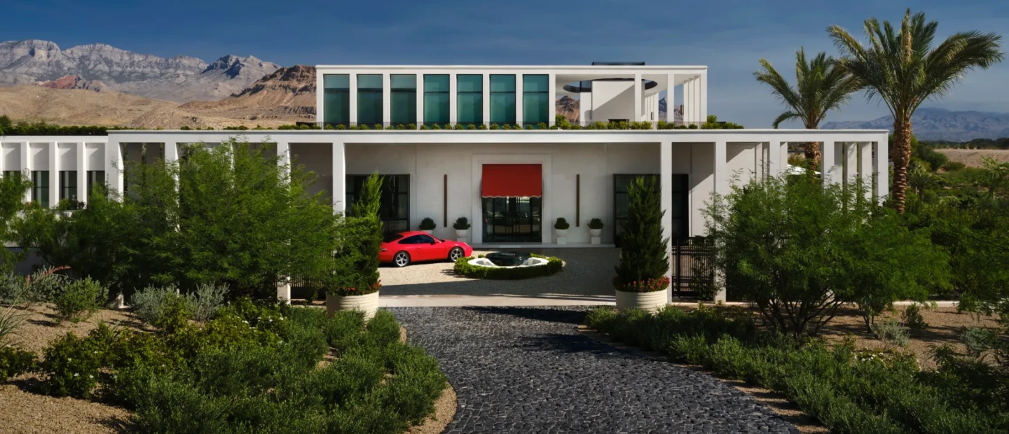 Με πανοραμική θέα στην κοιλάδα του Λας Βέγκας, αυτή η κατοικία ξεχωρίζει για την αρχιτεκτονική και την εσωτερική διακόσμηση της