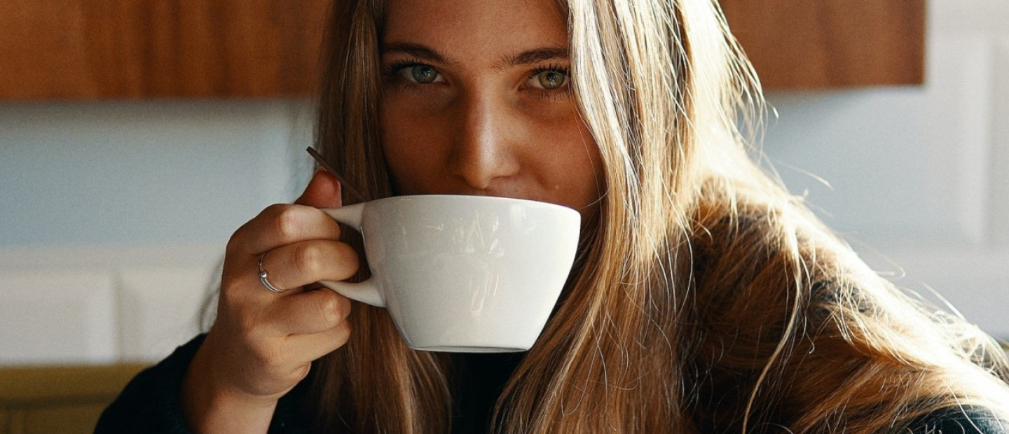 Μήπως η καθημερινή κατανάλωση matcha latte επηρεάζει τα μαλλιά σας περισσότερο από όσο νομίζετε;