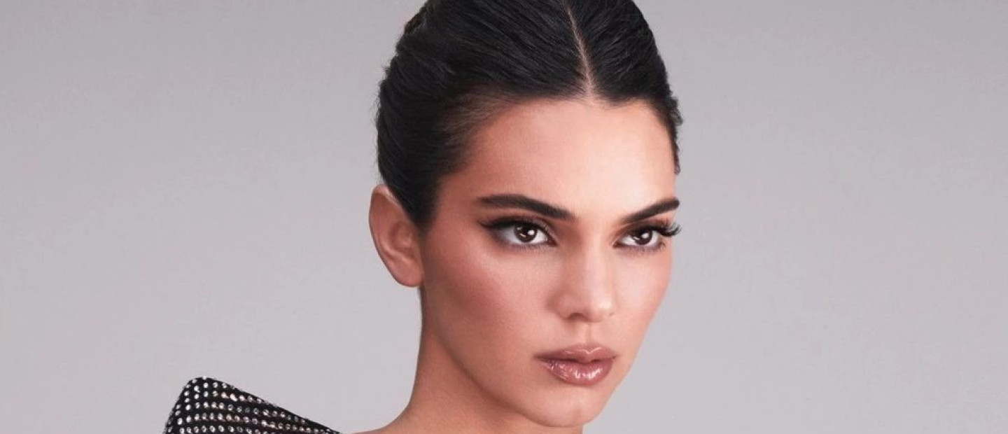 Eyeshadow Layering: Πώς να πειραματιστείτε με διαφορετικές υφές σκιών για τα πιο εντυπωσιακά looks