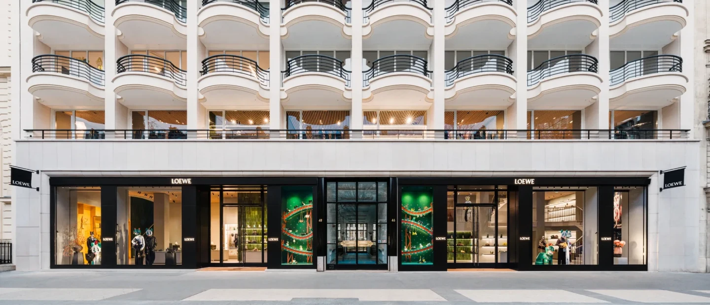 Στη θρυλική Avenue Montaigne του Παρισιού, δεσπόζει το νέο iconic flagship του οίκου Loewe