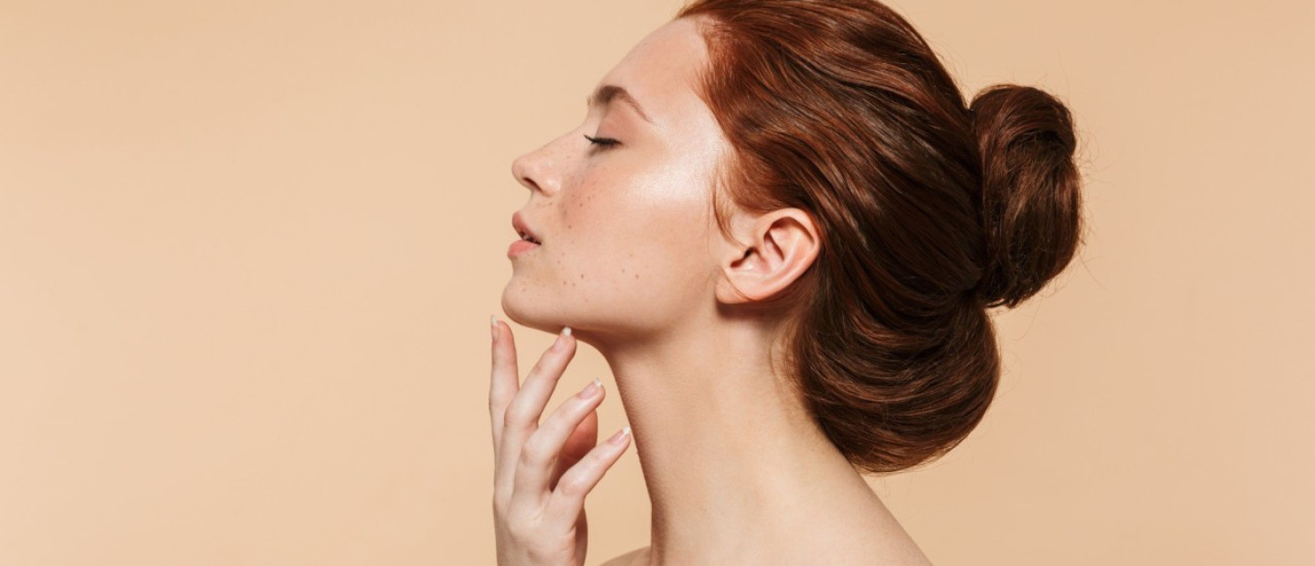 Oι κινήσεις που «σβήνουν» χρόνια από τον λαιμό σας 