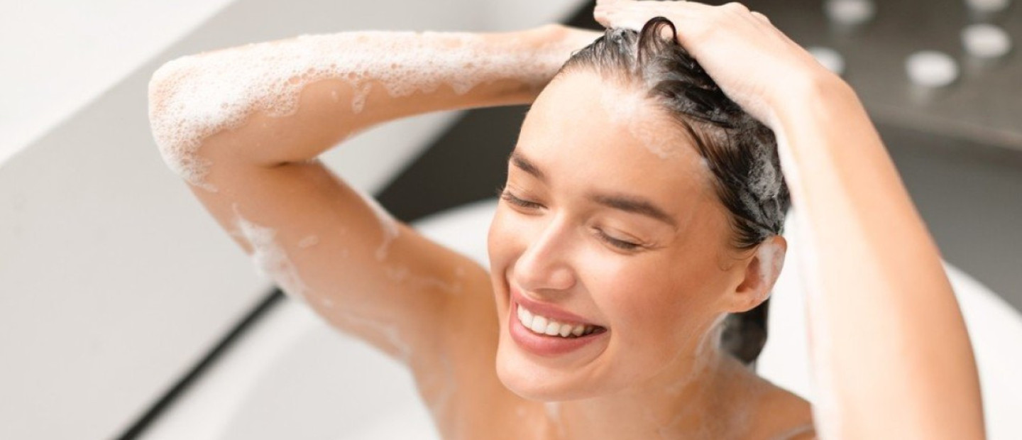 Η νέα viral ιαπωνική τεχνική που υπόσχεται να αλλάξει ριζικά τον τρόπο που λούζεστε 