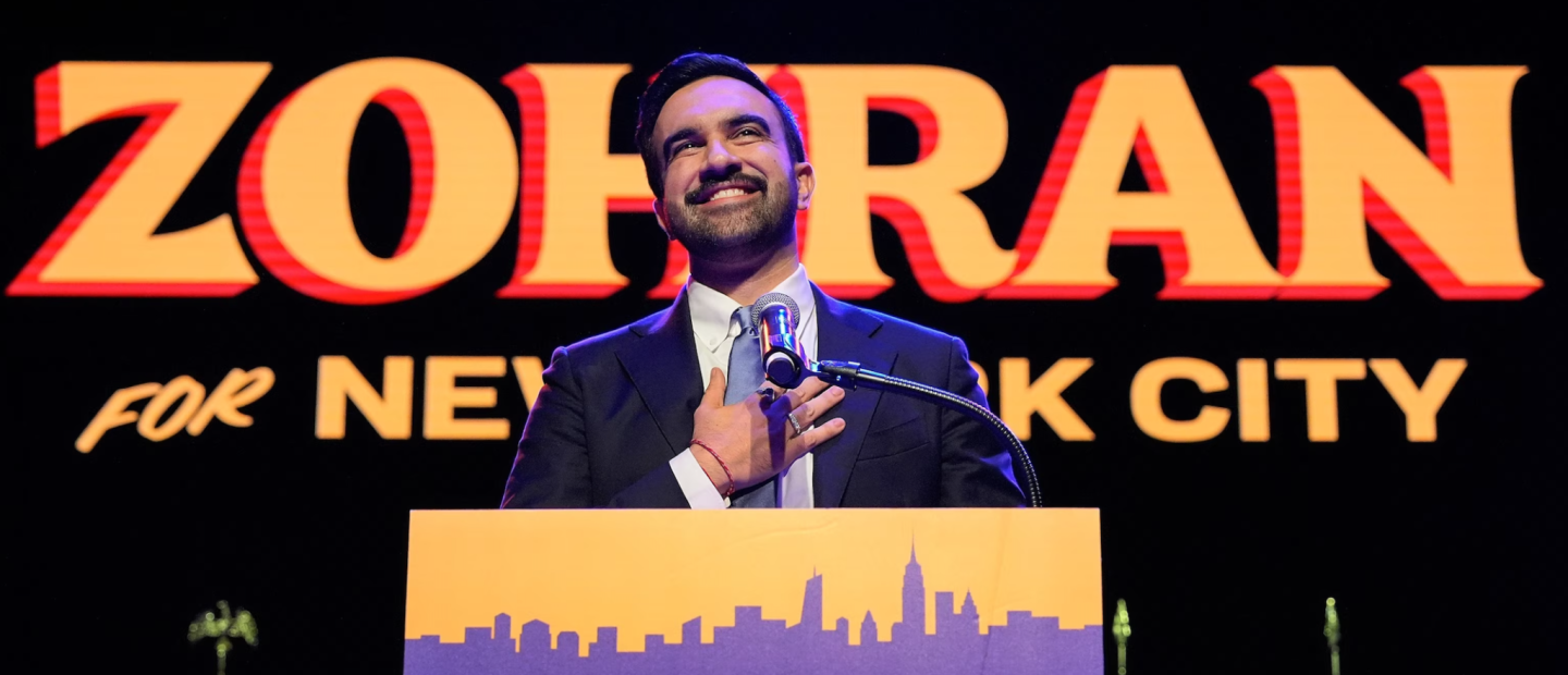 Ποιος είναι ο Zohran Mamdani, ο νέος και πρώτος μουσουλμάνος δήμαρχος που θα αλλάξει τη σύγχρονη πορεία της Νέας Υόρκης;