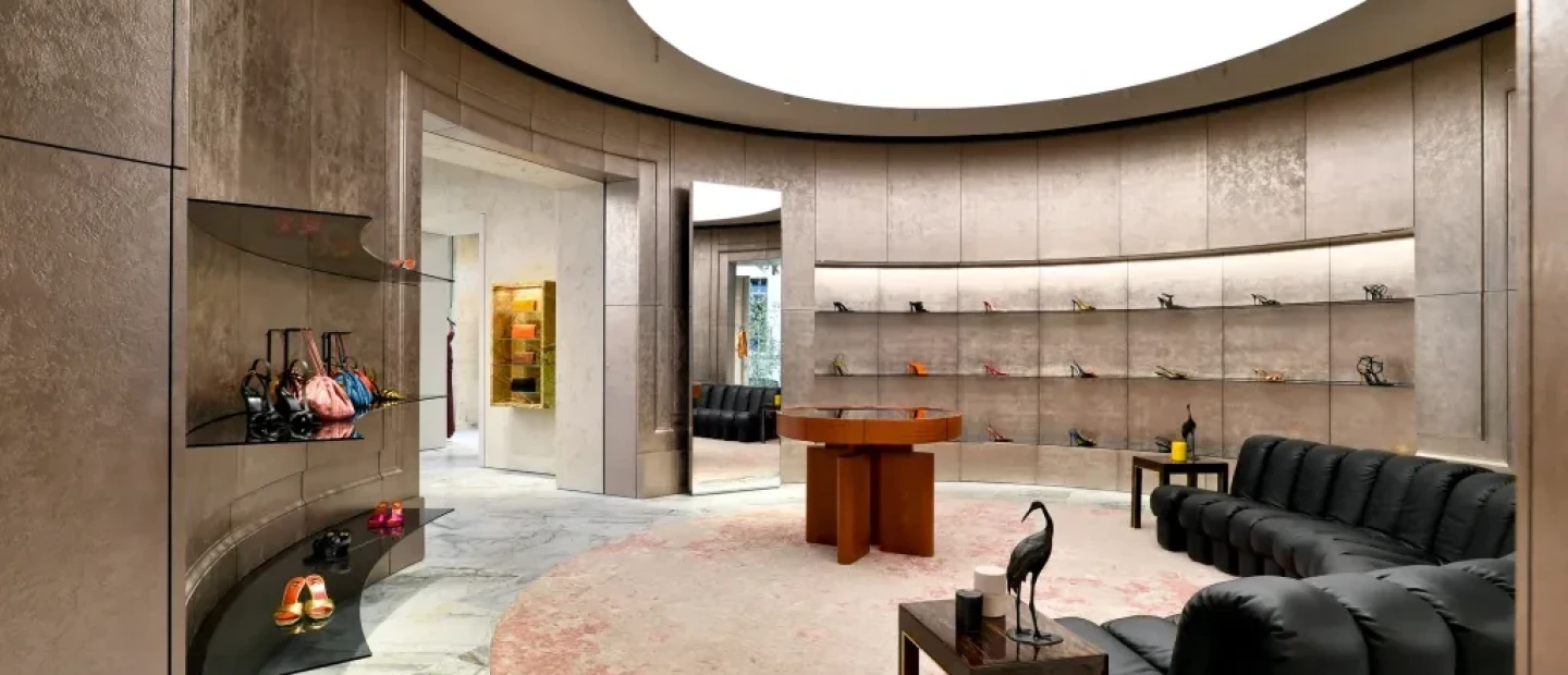 O οίκος Saint Laurent ανοίγει τις πόρτες της νέας εντυπωσιακής boutique της στην εμβληματική Avenue Montaigne του Παρισιού