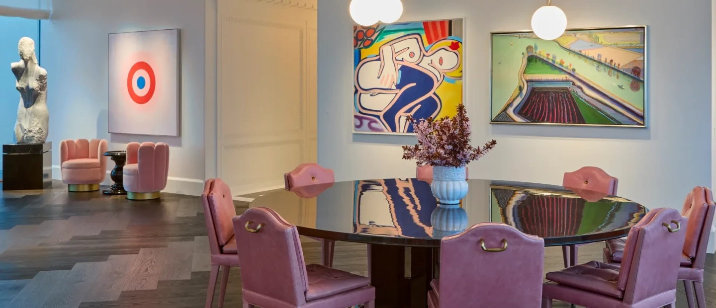 Ένα γυάλινο ρετιρέ στο Σαν Φρανσίσκο μετατρέπεται σε έναν διασκεδαστικό χώρο διαβίωσης