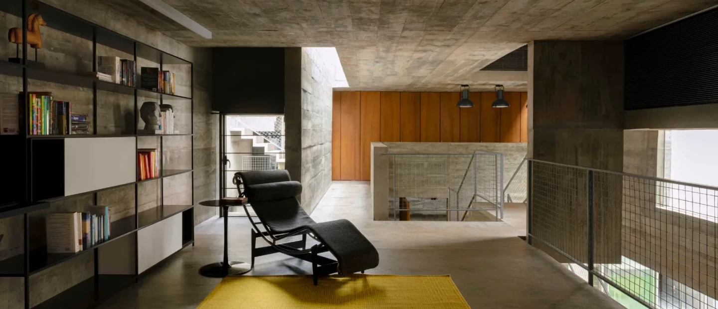 Ένα σπίτι στην Τσενάι της Ινδίας που δίνει άλλη ένταση στον σύγχρονο μπρουταλισμό