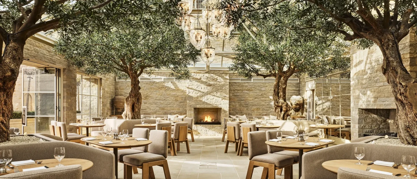 Μια ματιά στον νέο χώρο του RH England στο εμβληματικό Aynho Park, όπου η υψηλή γαστρονομία συναντά το design