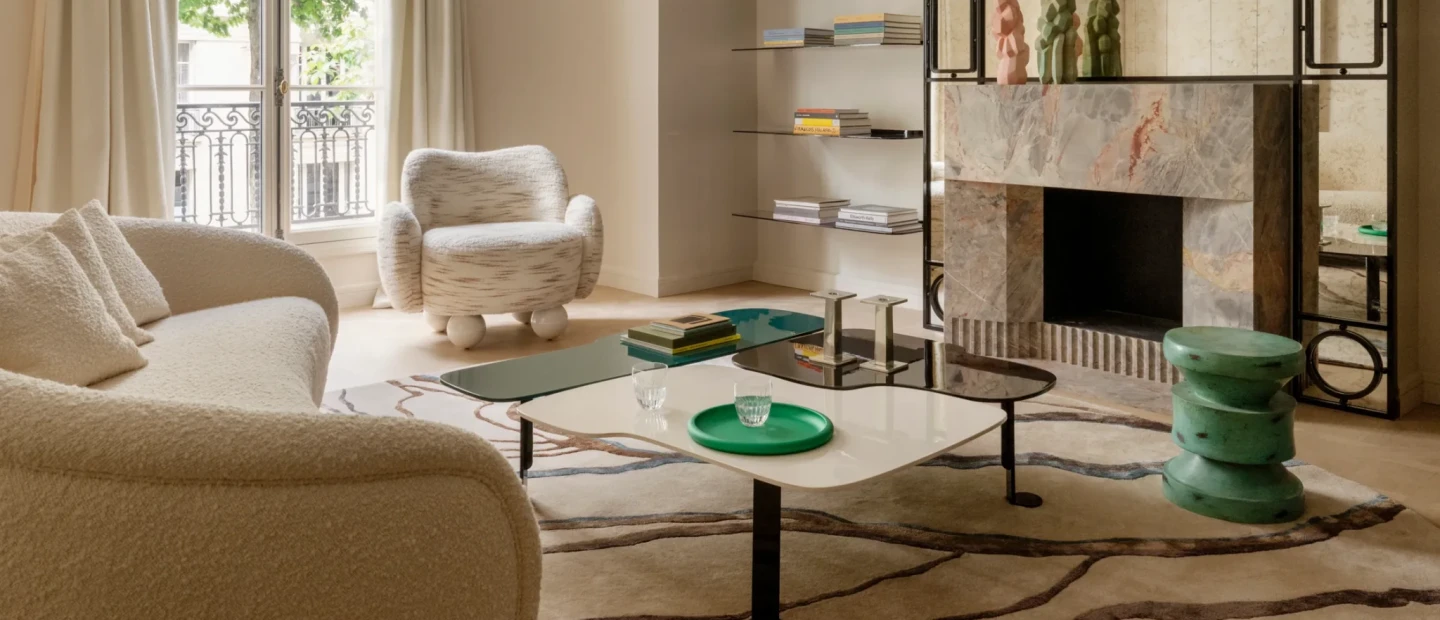 Πώς ένα κομψό διαμέρισμα στο Παρίσι συνδυάζει το κλασικό design με τον μοντέρνο μπρουταλισμό