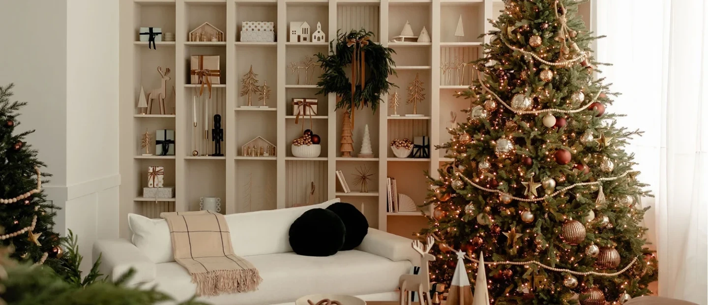 Οι πιο κομψοί τρόποι για να στολίσετε φέτος τα Χριστούγεννα αν έχετε μικρό σπίτι