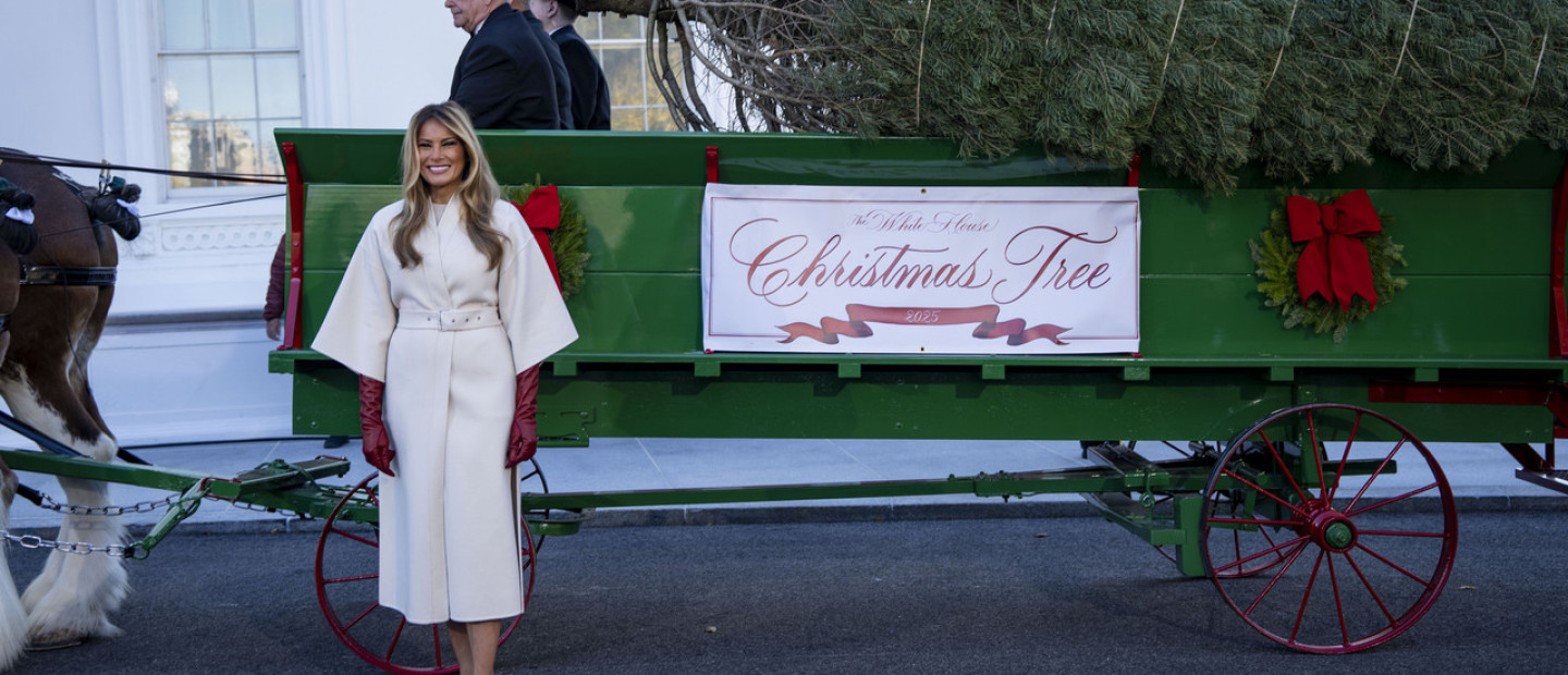 Η Melania Trump υποδέχθηκε το χριστουγεννιάτικο δέντρο του Λευκού Οίκου