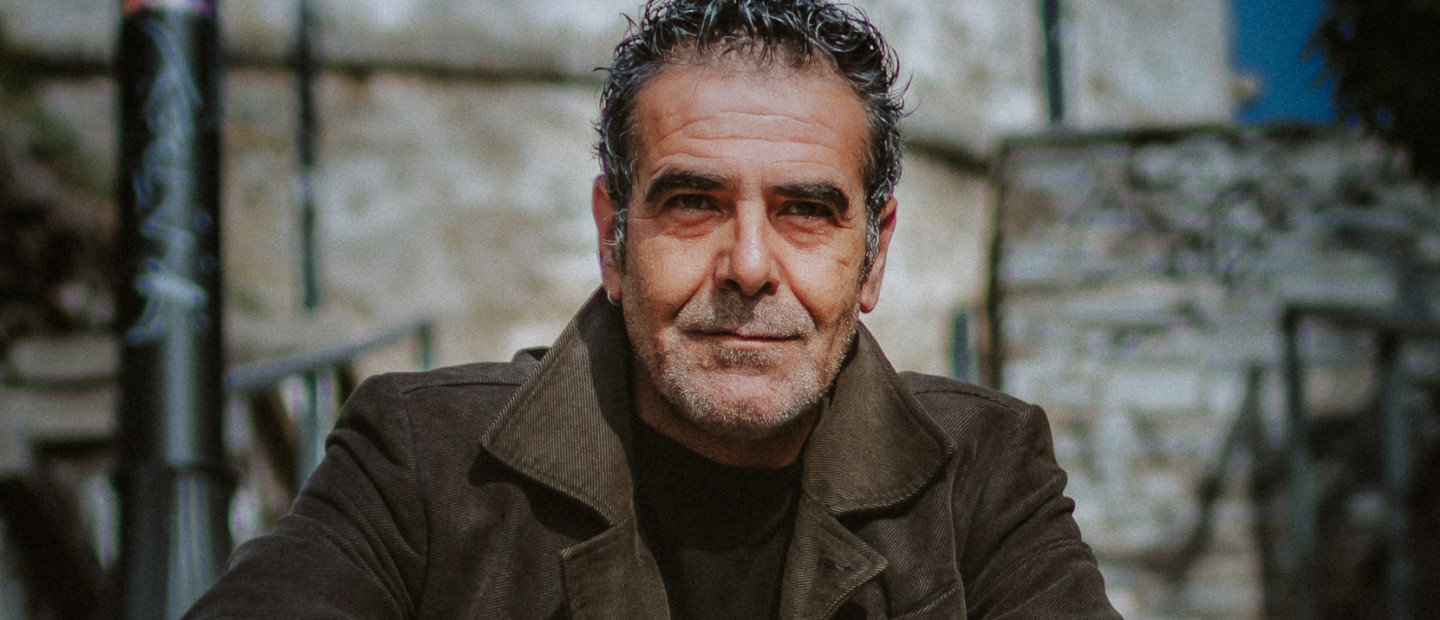 SKG Stories: Ο σπουδαίος σκηνοθέτης Θάνος Νίκας δημιουργεί μέσα από τα έργα του έναν κόσμο με όλα τα τρωτά του σημεία