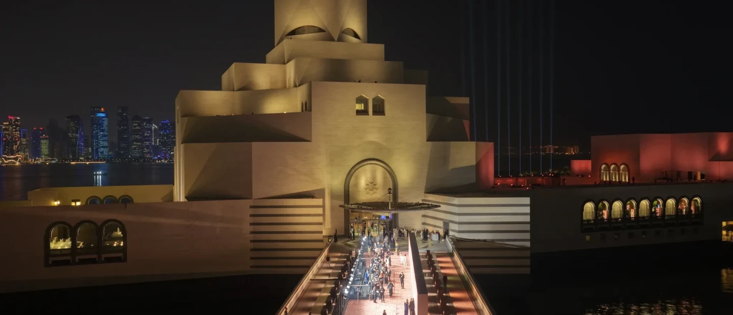 Οι λαμπερές παρουσίες στο φιλανθρωπικό gala στο Μουσείο Ισλαμικής Τέχνης της Ντόχα, αφιερωμένο στη μνήμη της θρυλικής εκδότριας Franca Sozzani