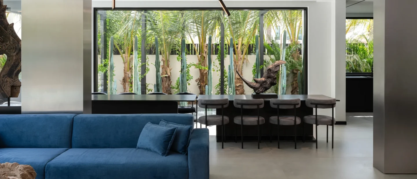 Μια βίλα στο Dubai όπου τα φυσικά υλικά συνυπάρχουν με τις πολυτελείς πινελιές 