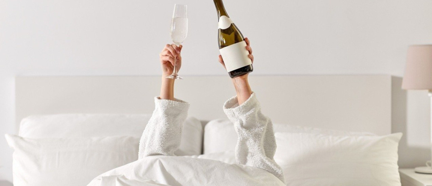 Νιώθετε πρήξιμο από το αλκοόλ; Τι το προκαλεί και πώς να το αποφύγετε