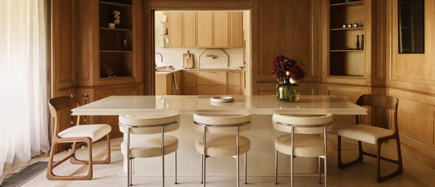 Το Παρίσι του 1980 συναντά το σύγχρονο Haussmann σε ένα ανανεωμένο διαμέρισμα