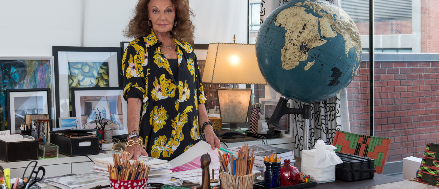 Η ατρόμητη σχεδιάστρια Diane von Fürstenberg ανοίγει τα χαρτιά της αποκλειστικά στην επετειακή έκδοση του GLOW
