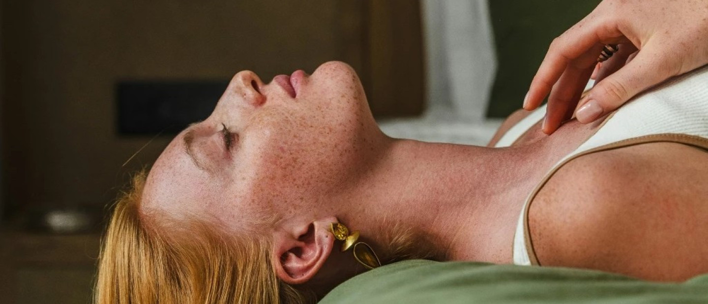 After-party skin detox: Πώς να περιποιηθείτε στοχευμένα το δέρμα σας μετά τις γιορτές