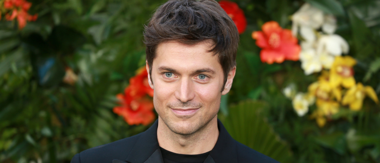 Lucas Bravo: Ο πρωταγωνιστής του 'Emily In Paris' μιλά για τον ρόλο του και για το ένα πράγμα που απεχθάνεται να κάνει στη ζωή του