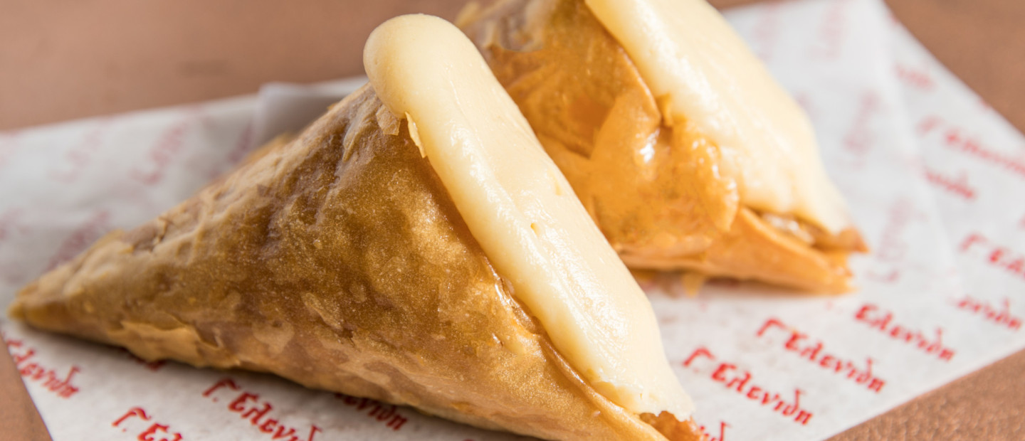 Ο Γιώργος Παπανίκος μας εξιστορεί τα Χριστούγεννα στο σπίτι του πιο εμβληματικού τριγώνου της Θεσσαλονίκης