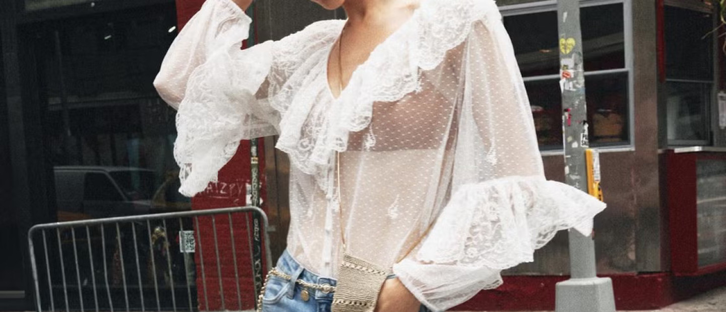 5 most-talked αποχρώσεις που όλες θα φορέσουμε με τα τζιν μας φέτος