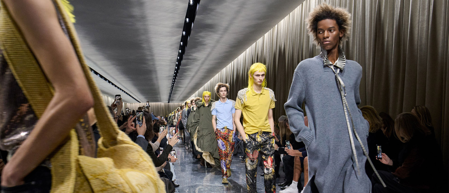 Dior Men Winter 2026-2027: Ο Jonathan Anderson θόλωσε το όρια ανάμεσα στο αρσενικό και το θηλυκό παρουσιάζοντας μια επική συλλογή