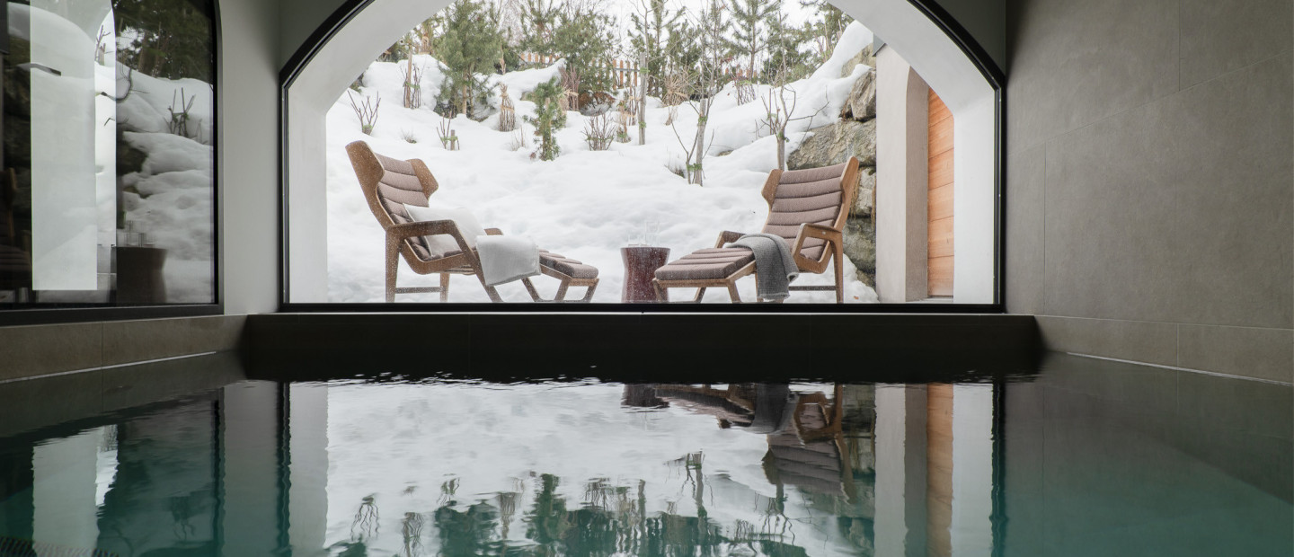 Ένα χιονισμένο σαλέ στο Saint Moritz ενώνει υποδειγματικά την παράδοση με τον μοντερνισμό